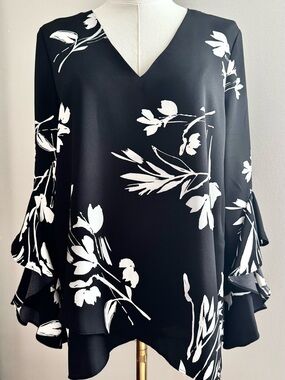 Vince Camuto Black and White Floral V-Neck Ruffle Sleeve Tunic Top